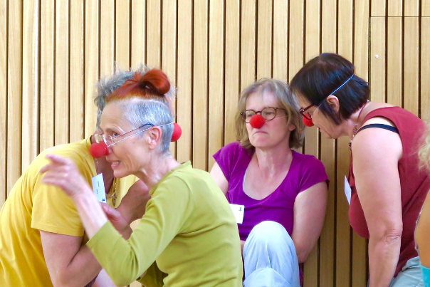 Ein Bild, das Person, Kleidung, Menschliches Gesicht, Erwachsene enthält.
Automatisch generierte Beschreibung